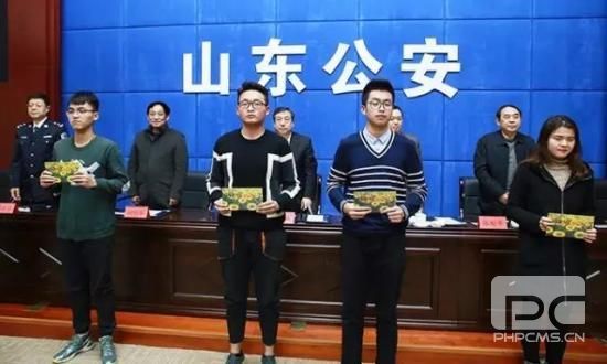 现场发放金盾助学金