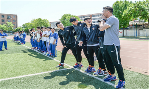 权健足球队走进天津大学附属中学开展公益活动