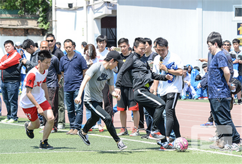 权健足球队走进天津大学附属中学开展公益活动