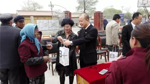 太阳神甘肃分公司携手陇西县工商局举办“精准扶贫,爱心慰问”公益活动