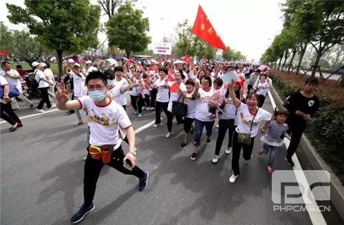 2000市民走进双清湾 无限极养生行走日引爆阜城！