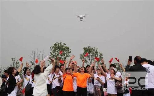 2000市民走进双清湾 无限极养生行走日引爆阜城!
