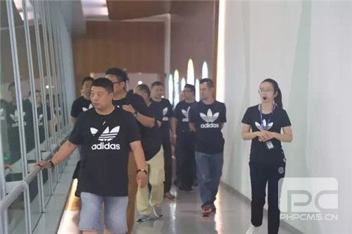 国际体育用品巨头科蒂阿迪达斯联姻隆力奇,开创化妆品体验新模式
