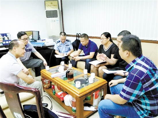 今年5月，恩平市人民检察院侦监科干警与公安机关就一起由传销引起的非法拘禁案进行讨论。图片由恩平市人民检察院提供