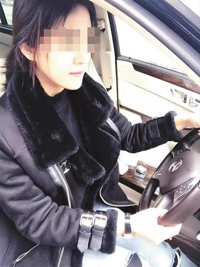 ▲自称“段爽”的业务员向一名投资者发来驾驶奔驰汽车的照片,继而引出“购买新三板原始股可一夜暴富”的话题。