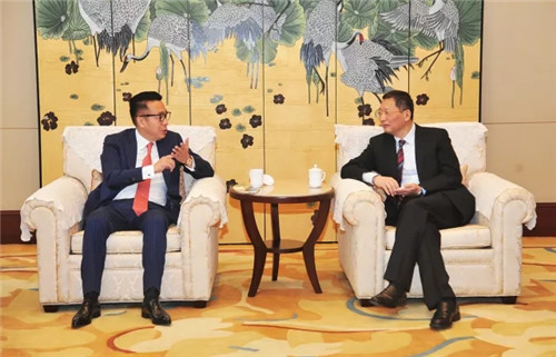 绿叶国家级盐城经开区1000亩用地正式签约,盐城市委书记王荣平、市长戴源亲切接见徐建成董事长和李仙霖总裁