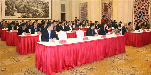 绿叶国家级盐城经开区1000亩用地正式签约,盐城市委书记王荣平、市长戴源亲切接见徐建成董事长和李仙霖总裁
