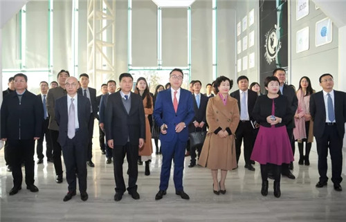 绿叶国家级盐城经开区1000亩用地正式签约,盐城市委书记王荣平、市长戴源亲切接见徐建成董事长和李仙霖总裁