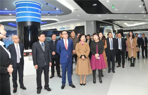 绿叶国家级盐城经开区1000亩用地正式签约,盐城市委书记王荣平、市长戴源亲切接见徐建成董事长和李仙霖总裁