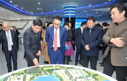 绿叶国家级盐城经开区1000亩用地正式签约,盐城市委书记王荣平、市长戴源亲切接见徐建成董事长和李仙霖总裁
