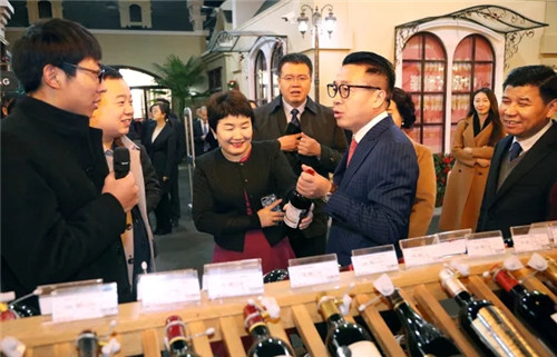 绿叶国家级盐城经开区1000亩用地正式签约,盐城市委书记王荣平、市长戴源亲切接见徐建成董事长和李仙霖总裁