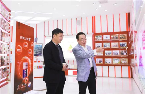 昆明市发改委主任李肇圣莅临理想,对市人大代表焦家良《建议把昆明打造成“健康中国”的领军城市》议案调研