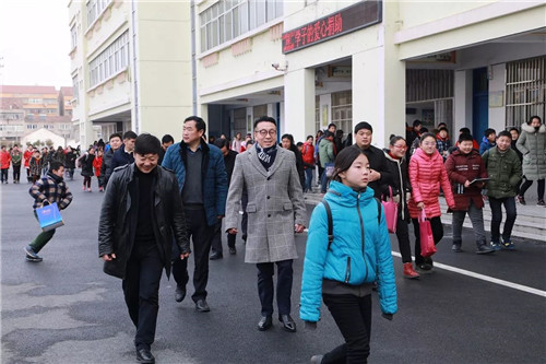 绿叶徐建成董事长再回家乡捐助教育事业