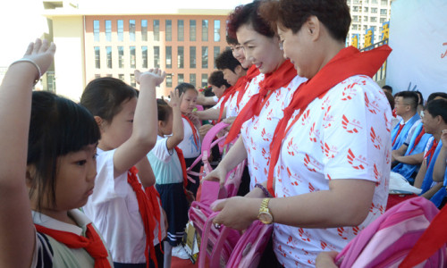 太阳神德邻书屋落户内蒙古敕勒川绿地小学