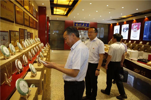 省政协委员联络委分党组书记、主任孙文忠一行莅临理想,指导企业党建发展