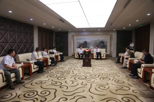 贵州茅台集团总裁陈宁一行到隆力奇参观考察