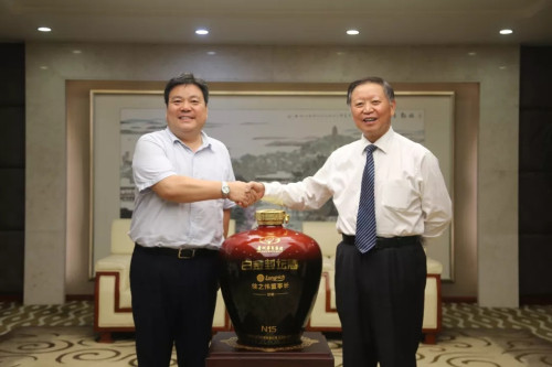 贵州茅台集团总裁陈宁一行到隆力奇参观考察