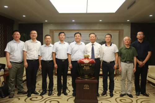 贵州茅台集团总裁陈宁一行到隆力奇参观考察