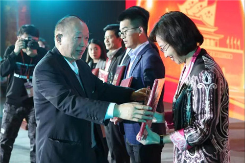 佳怡深耕物流供应链,荣获“2018中国物流企业家年会”双奖