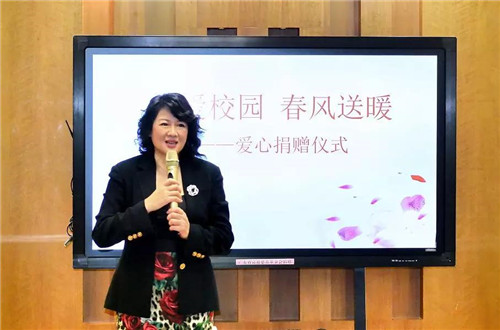 富迪胡静女士向东风东路小学捐赠教学物资