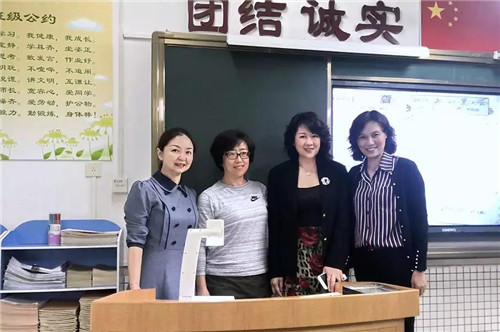 富迪胡静女士向东风东路小学捐赠教学物资