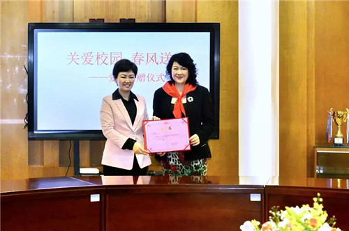 富迪胡静女士向东风东路小学捐赠教学物资