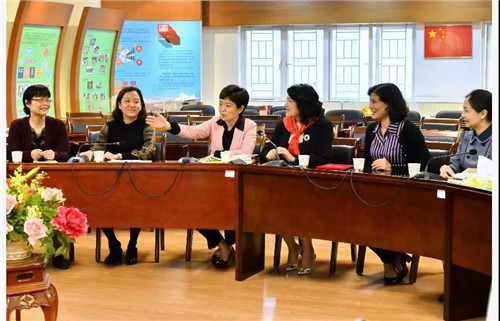 富迪胡静女士向东风东路小学捐赠教学物资