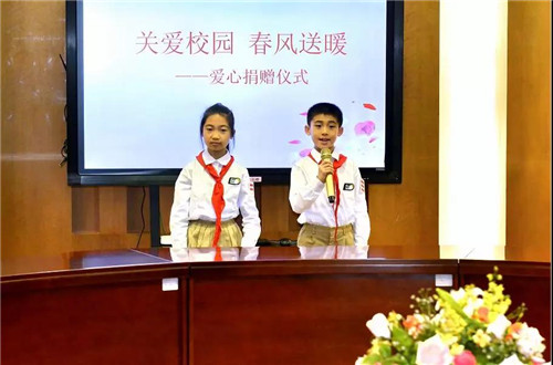 富迪胡静女士向东风东路小学捐赠教学物资