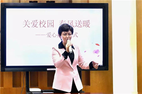 富迪胡静女士向东风东路小学捐赠教学物资
