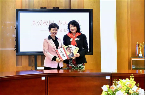 富迪胡静女士向东风东路小学捐赠教学物资