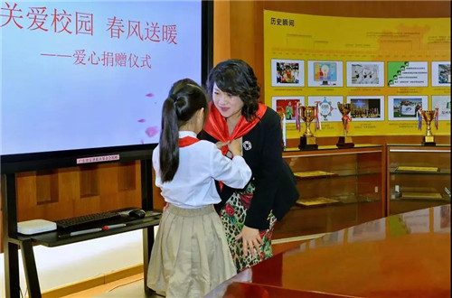 富迪胡静女士向东风东路小学捐赠教学物资