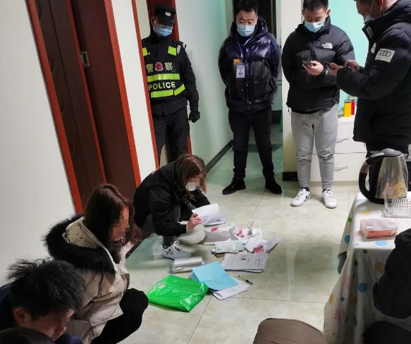 凌晨突袭！龙泉驿捣毁8处传销窝点 挡获39名传销人员