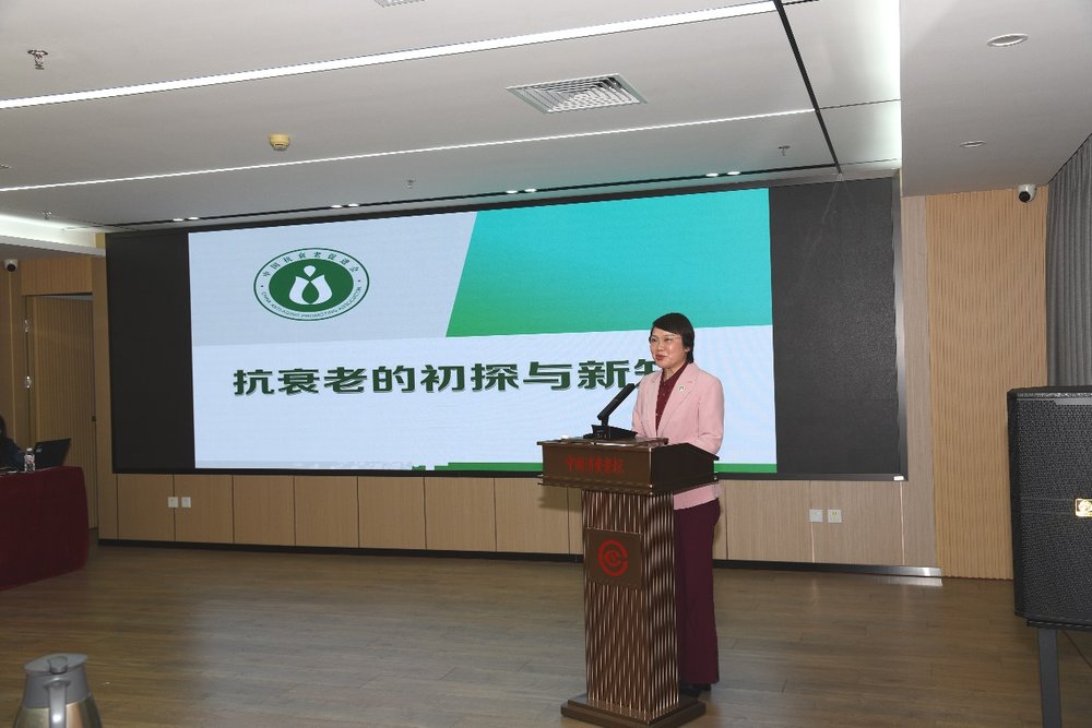 图片包含 室内, 天花板, 桌子, 房间 AI 生成的内容可能不正确。